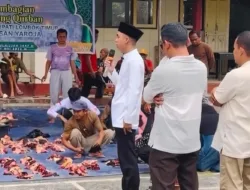 Direktur PDAM Wakili Bupati Lotim Salurkan Kurban, Warga Kembang Kuning Rasakan Manfaatnya