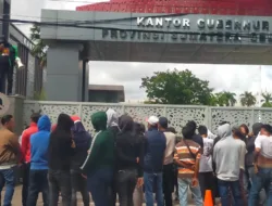 Aksi Massa Yang Tergabung Dalam Koalisi (KARSS) Demo Di Halaman Kantor Gubernur Sumatera Selatan (Sumsel)