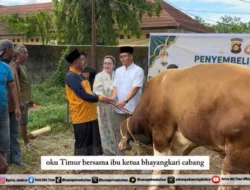 Kapolres OKU Timur AKBP Adik Sholat Idul Adha Bersama Personel, Serahkan Daging Kurban Kepada Masyarakat