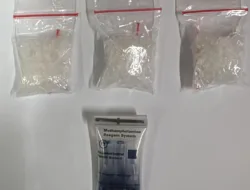 Undercover Buy Ditresnarkoba Polda Sumsel di Tanjung Raja Ogan Ilir Bekuk Dua Tersangka Satu Cek Uang, Satu Antarkan Sabu 31,83 Gram di Halaman Masjid Agung
