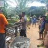 POLRES OKI DAN BRIMOB PERBAIKI JEMBATAN MERAH PUTIH DI DESA JERMUN