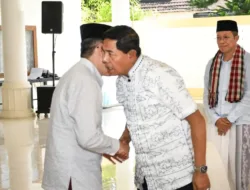 Bupati, Wabup, dan Sekda Lombok Timur Tunaikan Sholat Iduladha Bersama Warga