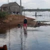 Warga Desa Tanjung Aur Sedang Memasang Tangkul Untuk Mencari Ikan Demi Kebutuhan Sehari – hari