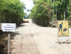 Jaga Keselamatan Petani, Satgas TMMD ke-129 Pasang Portal dan Rambu Imbauan di Lokasi Pengerasan Jalan