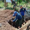 Terik Matahari Tak Surutkan Semangat Satgas TMMD 129 Kodim 0102/Pidie Gali Septic Tank untuk Bangun MCK di TPU Blang Cot