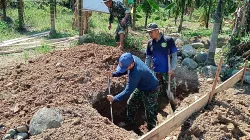 Terik Matahari Tak Surutkan Semangat Satgas TMMD 129 Kodim 0102/Pidie Gali Septic Tank untuk Bangun MCK di TPU Blang Cot