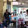 Ketua BMI Pidie Serahkan Bantuan Tongkat Kaki untuk Warga Grong-Grong