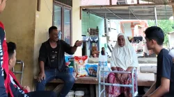 Ketua BMI Pidie Serahkan Bantuan Tongkat Kaki untuk Warga Grong-Grong