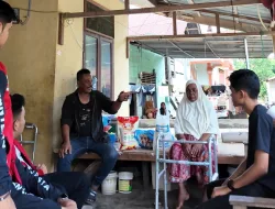 Ketua BMI Pidie Serahkan Bantuan Tongkat Kaki untuk Warga Grong-Grong