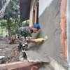 Bangga Menjadi Bagian Satgas TMMD, Sertu Ramadhan Curahkan Pengabdian Membangun Rumah Layak Huni untuk Warga