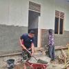 Pantang Menyerah! Satgas TMMD Ke-129 Kodim 0102/Pidie Kebut Plester Dinding RTLH Demi Hunian Layak bagi Warga