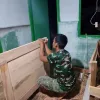 Kejar Target , Satgas TMMD ke-129 Kodim 0102/Pidie Lembur Pasang Pintu RTLH Hingga Malam Hari
