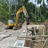 Perkuat Fondasi Jembatan, Satgas TMMD Ke-129 Kodim 0102/Pidie Pacu Pemasangan Cerucuk Penahan Bantaran Jalan