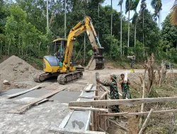 Perkuat Fondasi Jembatan, Satgas TMMD Ke-129 Kodim 0102/Pidie Pacu Pemasangan Cerucuk Penahan Bantaran Jalan