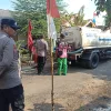 Polri Peduli, Bantuan Air Bersih Disalurkan ke Warga Yosomulyo