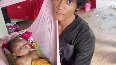 TERJANG KOBARAN API, ALAM SELAMATKAN BALITA DUA TAHUN DARI RUMAH TERBAKAR DI SUNGAI PEDADE OKI