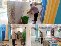 Polsek Talang Padang Bersihkan Masjid Desa Macang Manis Lewat Program BELIDA ASRI