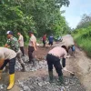 Polres OKU Bersama Warga Benahi Akses Jalan di Batumarta II