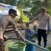 Sumur Warga Mengering, Polda Sumsel Salurkan 5.000 Liter Air Bersih di Muara Lakitan