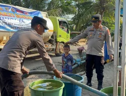 Sumur Warga Mengering, Polda Sumsel Salurkan 5.000 Liter Air Bersih di Muara Lakitan