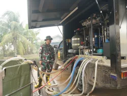 Ditengah Krisis Air di Kalbar, TNI Hadir Salurkan Air Bersih Siap Minum