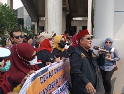 Ratusan Masa GBR S Gelar Aksi Berunjukrasa Di Kantor Kejari Palembang