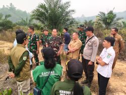 Satgas Karhutla TNI Buka Lahan Demplot Pupuk Organik Dari Limbah Sawit di Kayan Hilir