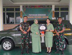 Penyerahan kendaraan secara simbolis kepada pemenang Lomba Posyandu tingkat pusat, Danrem 121/Abw berharap bisa bermanfaat bagi satuan dan Persit